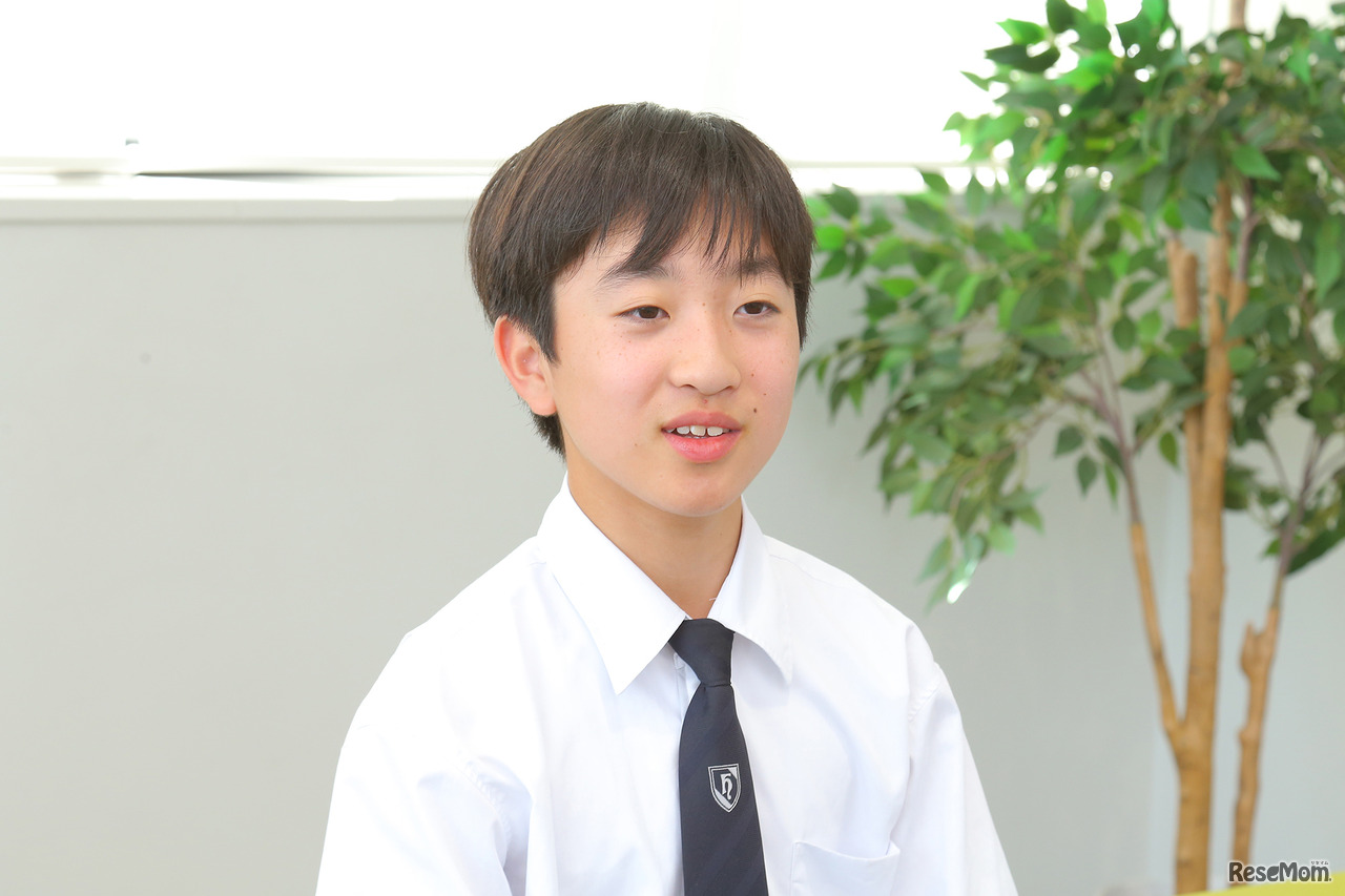 インタビューに応じる細田学園中学校1期生の皆さん