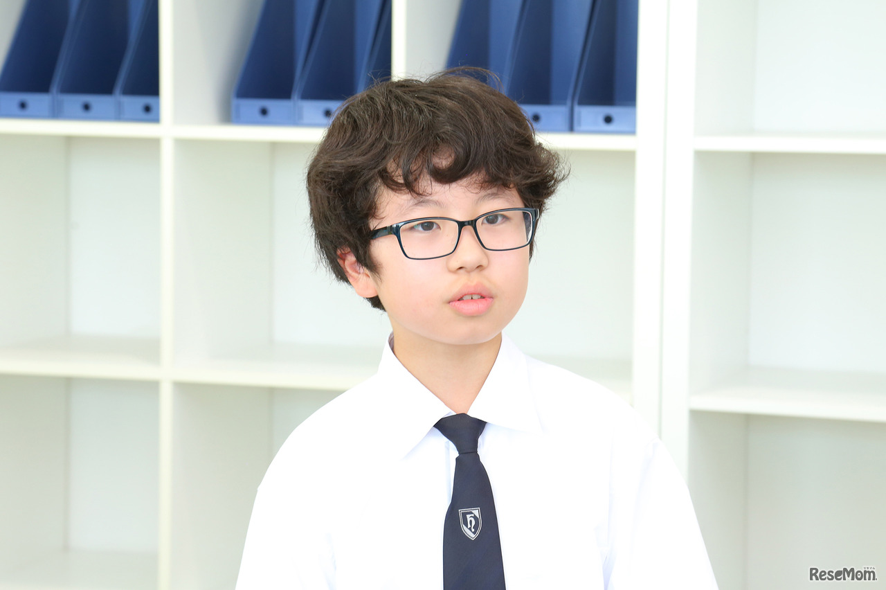 インタビューに応じる細田学園中学校1期生の皆さん