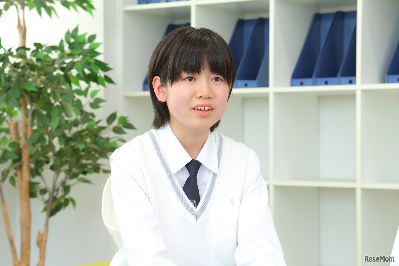 インタビューに応じる細田学園中学校1期生の皆さん