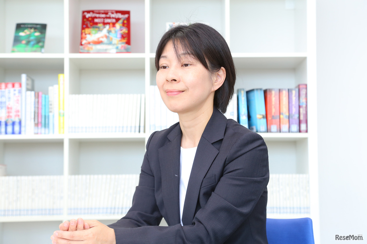 インタビューに応じる細田学園中学校教頭の山中聖子氏