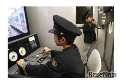 キッザニア甲子園「電車」パビリオンでの体験の様子