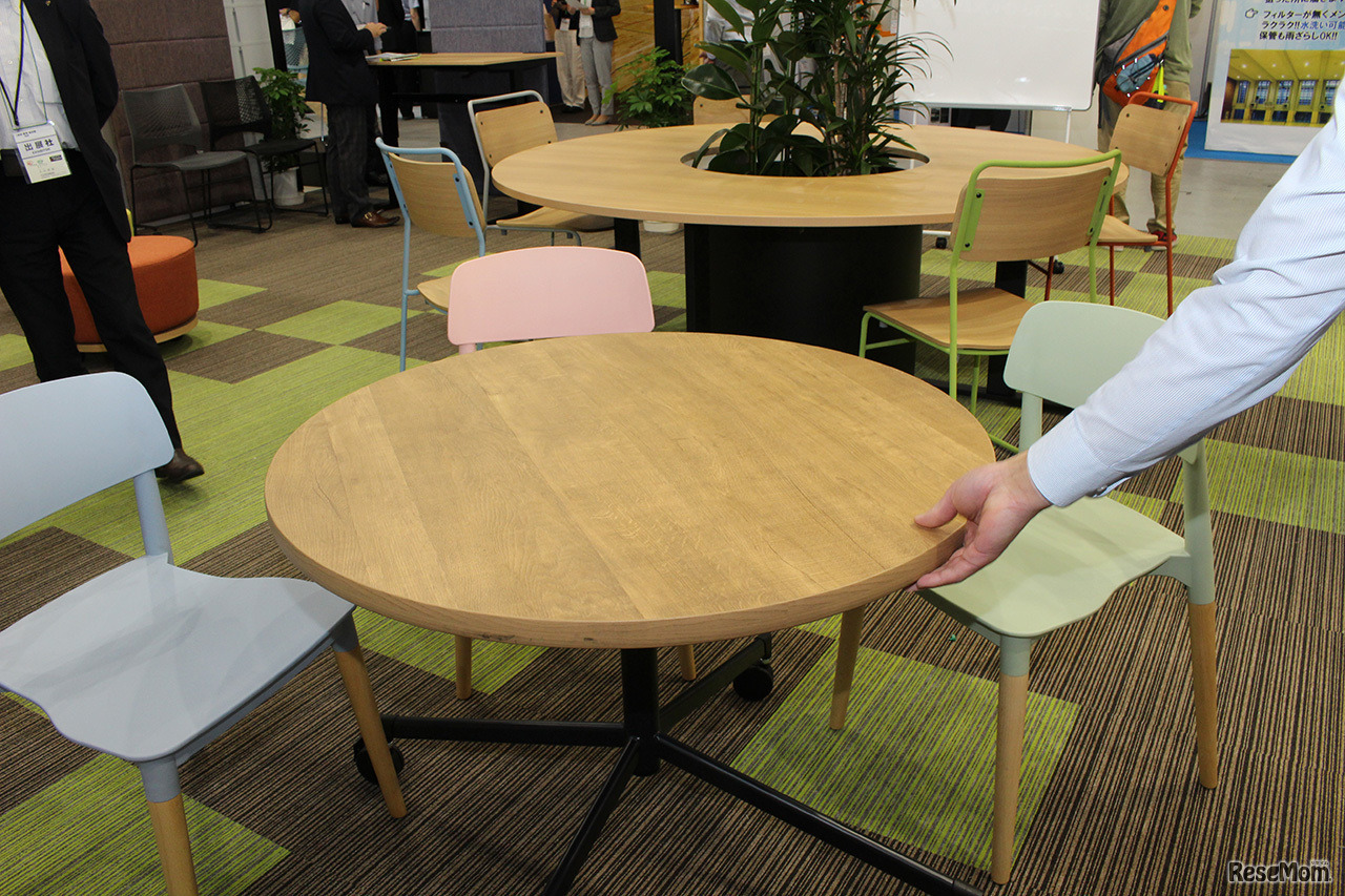 質感がやすらぎを与える木の机と椅子。パステルカラーがかわいい。