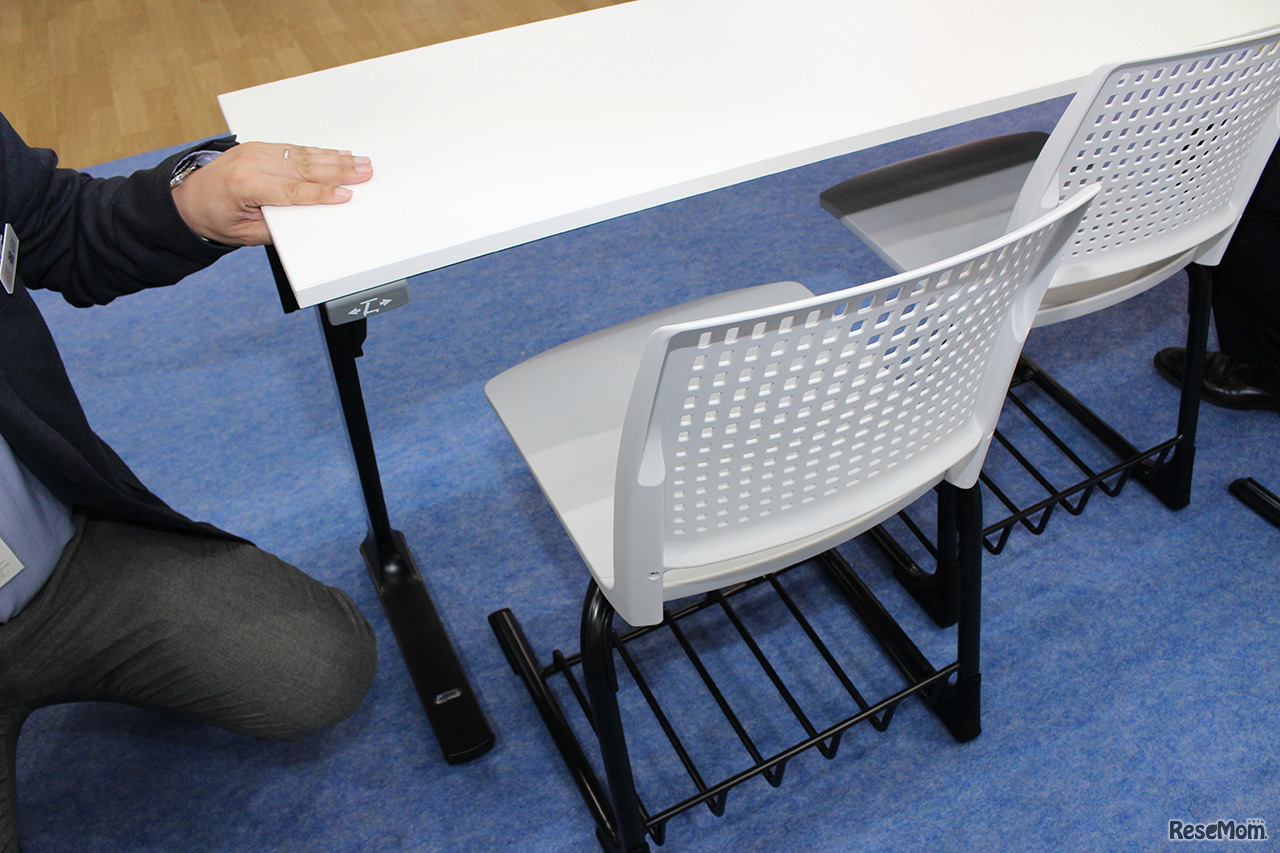 長机と椅子のセット。リュックを使う学生が多いことから付けられた荷物置き場がある。