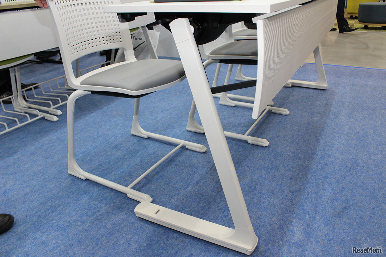 長机と椅子のセット。机の脚がL字型で、足が入れやすい工夫が施されている。