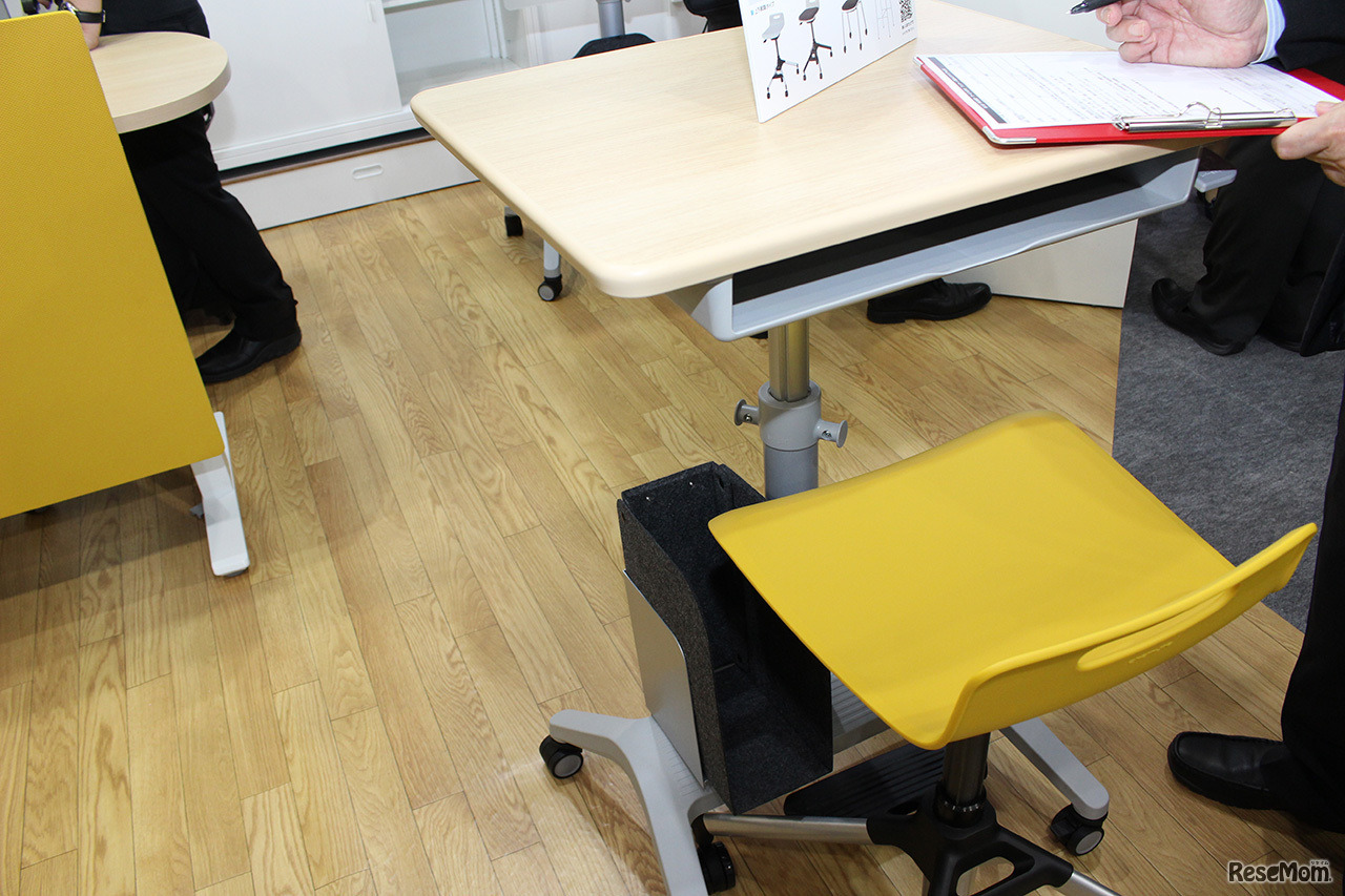 上げ下げが簡単な机と椅子。足元にはファイルを置けるスペースも確保。