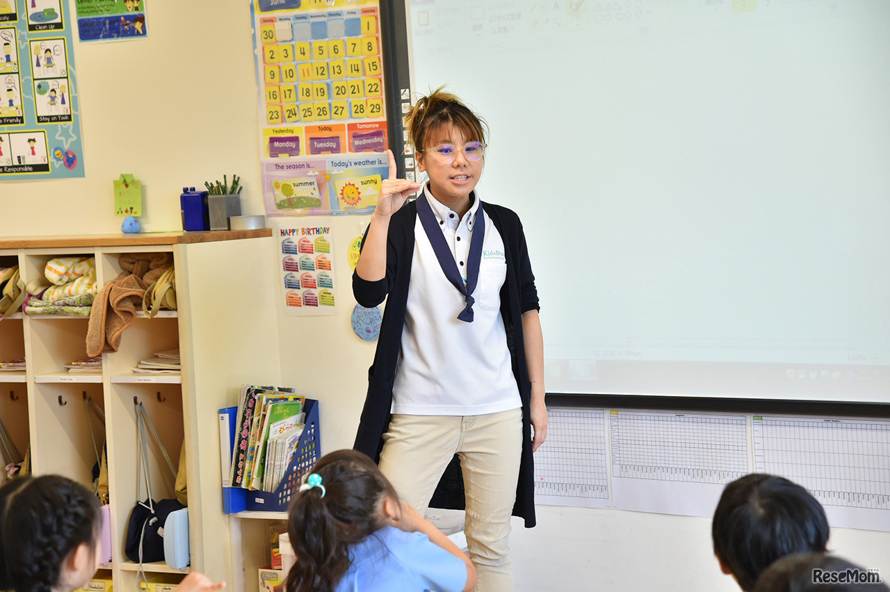 バイリンガルの先生の口の動きや発声を、目で、耳で、全身で感じとる子どもたち