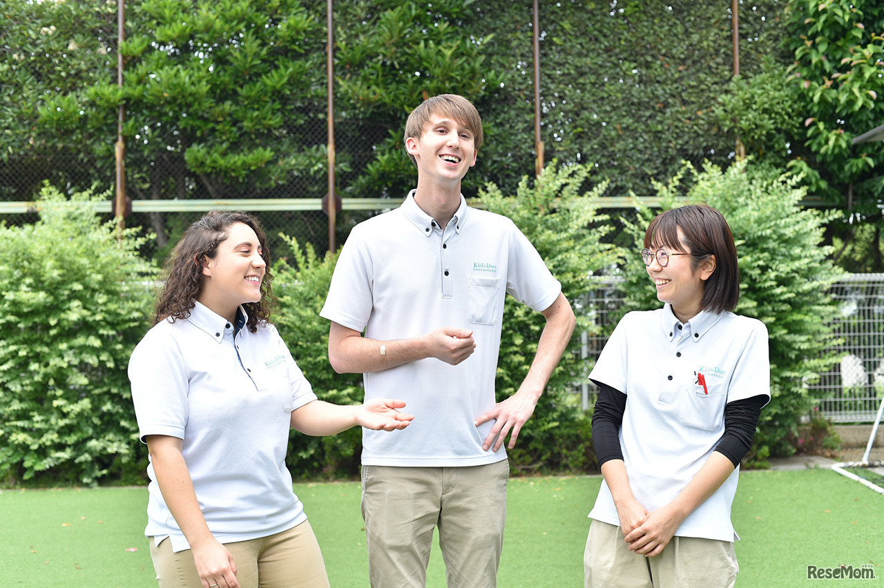 左から、ネイティブ保育士を務めるクリスティーナ先生、ジョーダン先生。長年の海外在住経験を生かし、バイリンガル保育士として働く服部先生