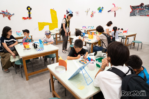 横浜市こどもの美術展 2018年の自由参加ワークショップのようす（PHOTO：KEN KATO）