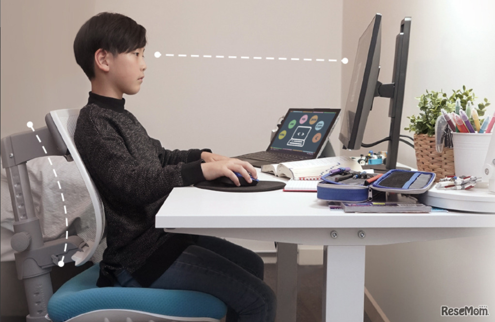 BenQ「23.8 インチ Full HD アイケアモニター GW2480T」は、人間工学に基づいた設計で、成長にあわせてモニターの高さを調整できるため、常に最適の高さでモニターに向き合うことができる