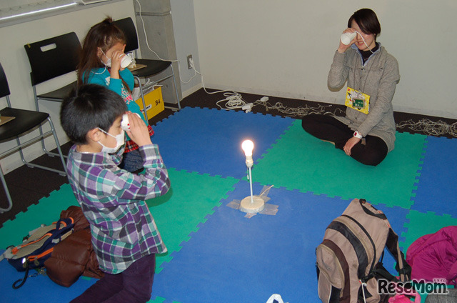 色の認識のあと、紙コップで分光器を作り電球を見た