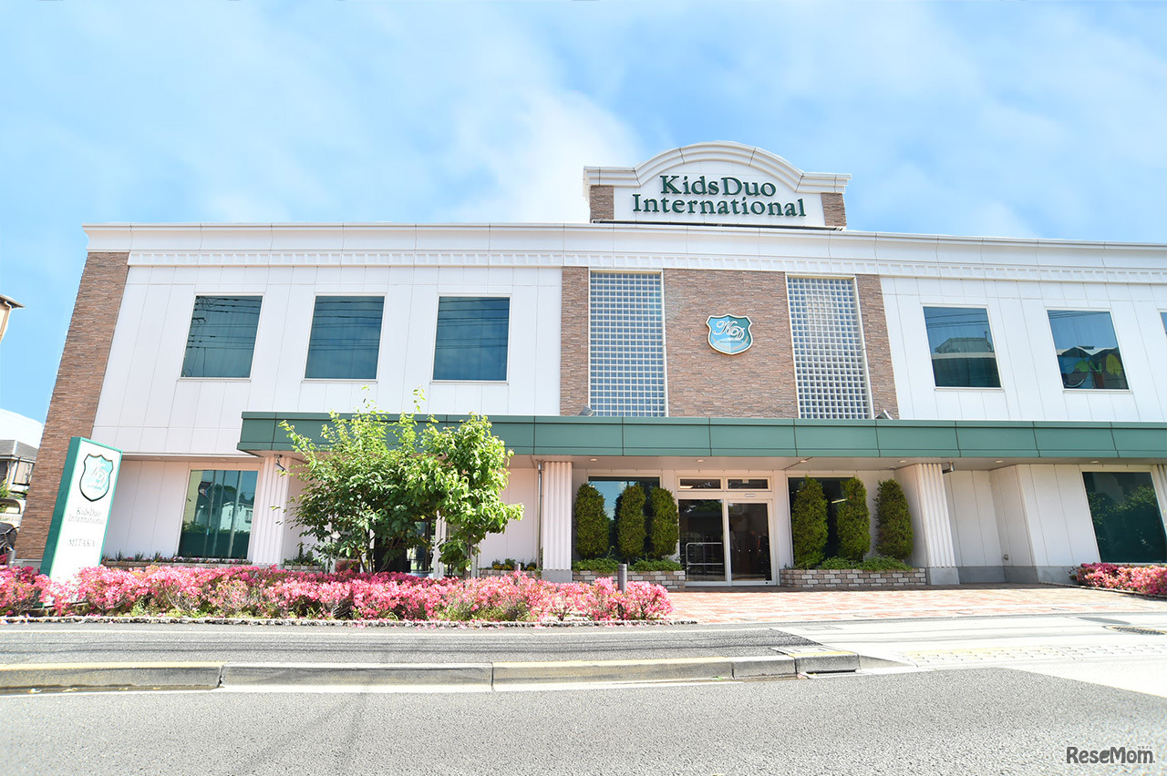 開園4年めを迎えるKDI三鷹。広大な園舎にはクラスごとの教室、ホール、ライブラリー、人工芝の園庭など理想的な教育環境が整う