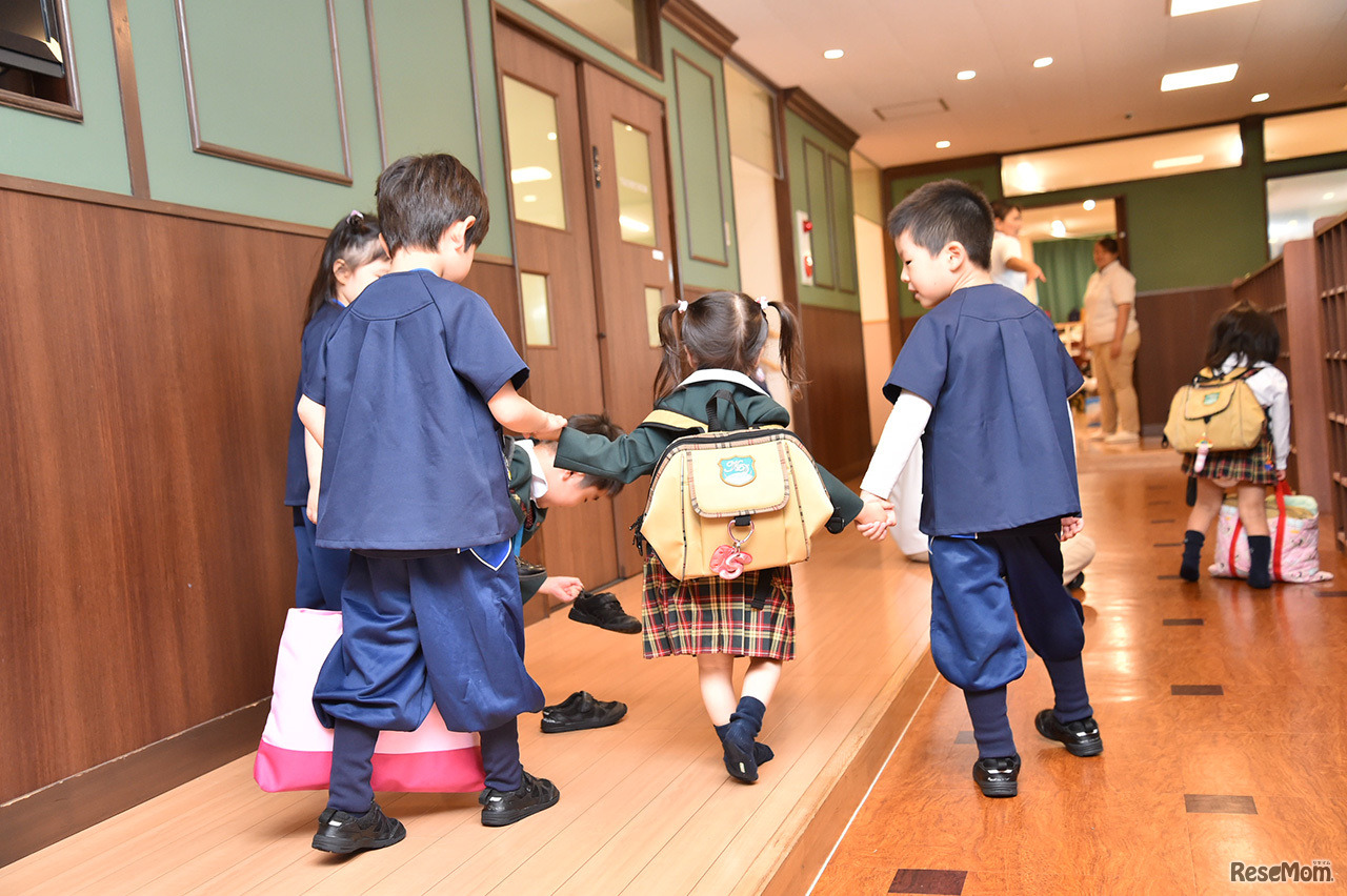 小さな子に声をかけている男の子は年長さん。お世話が必要な子に気付いて駆け寄る姿に、頼もしさを感じる