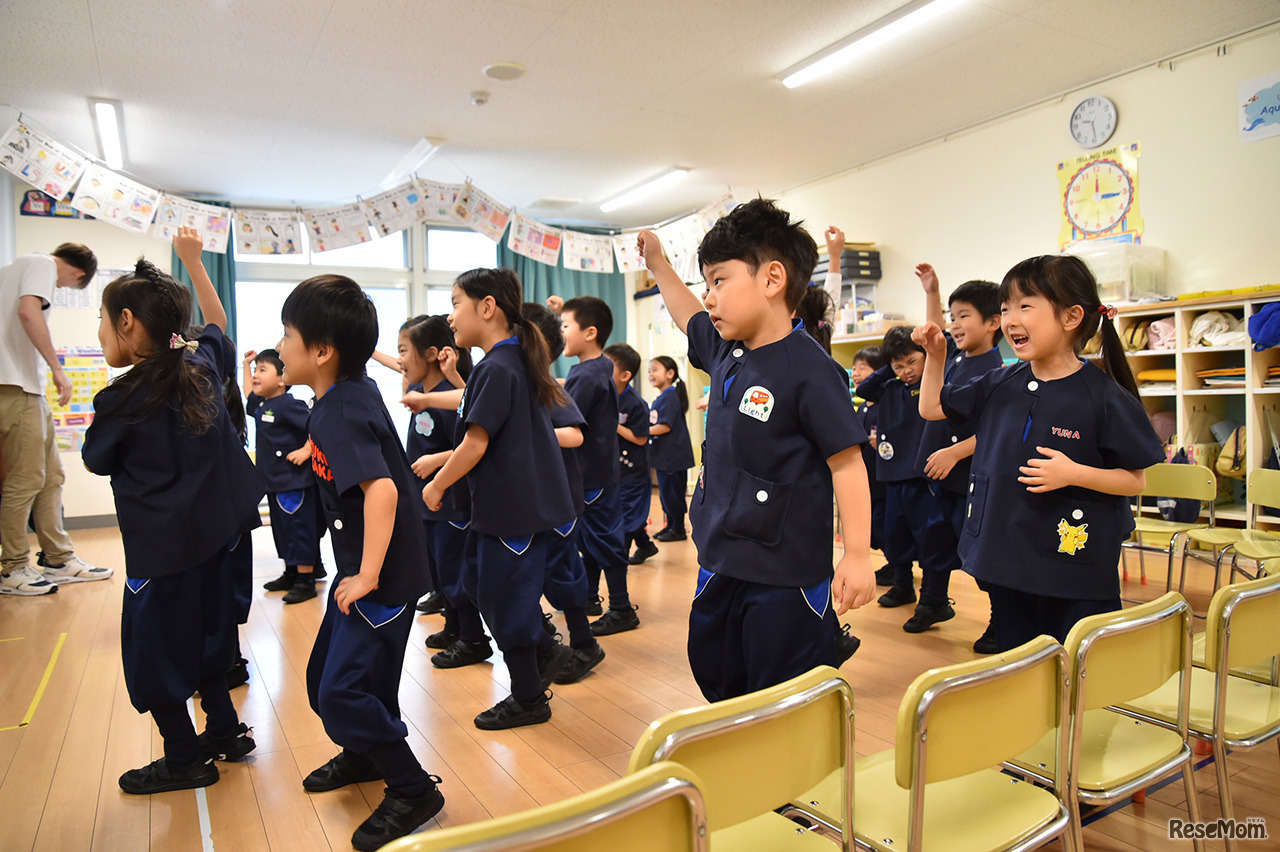 ウォーミングアップを兼ねてダンス！　曲目は「Just dance waka waka」。みんなノリノリ！