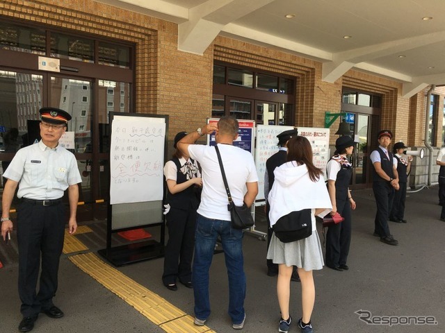 計画運休のあり方については、運休情報の提供を駅頭の掲示などさまざまな手段で迅速かつ的確に行なうこととされた。写真は2018年9月に発生した北海道胆振東部地震の際、小樽駅前でJR北海道社員が案内に努めていた様子。