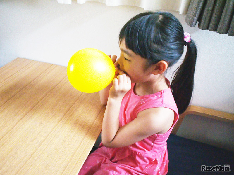 風船をふくらませる