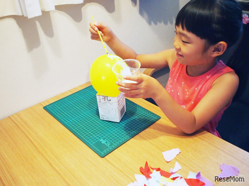 筆で塗りやすいよう水で溶いたボンドを塗る