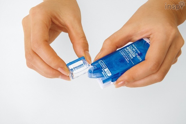 キャップ部分をはずせば、普通のテープのりのように使用できる