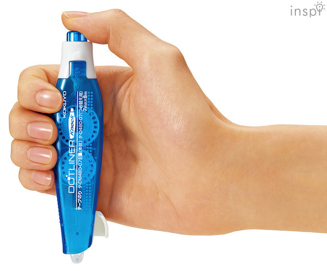 ペンのようにノックすれば、キャップがひらいてのり付け準備完了