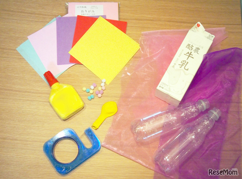 集めていた素材。「赤と黄色は絶対に使って、私の好きな水色と、紫を…」とカラフルなセレクト