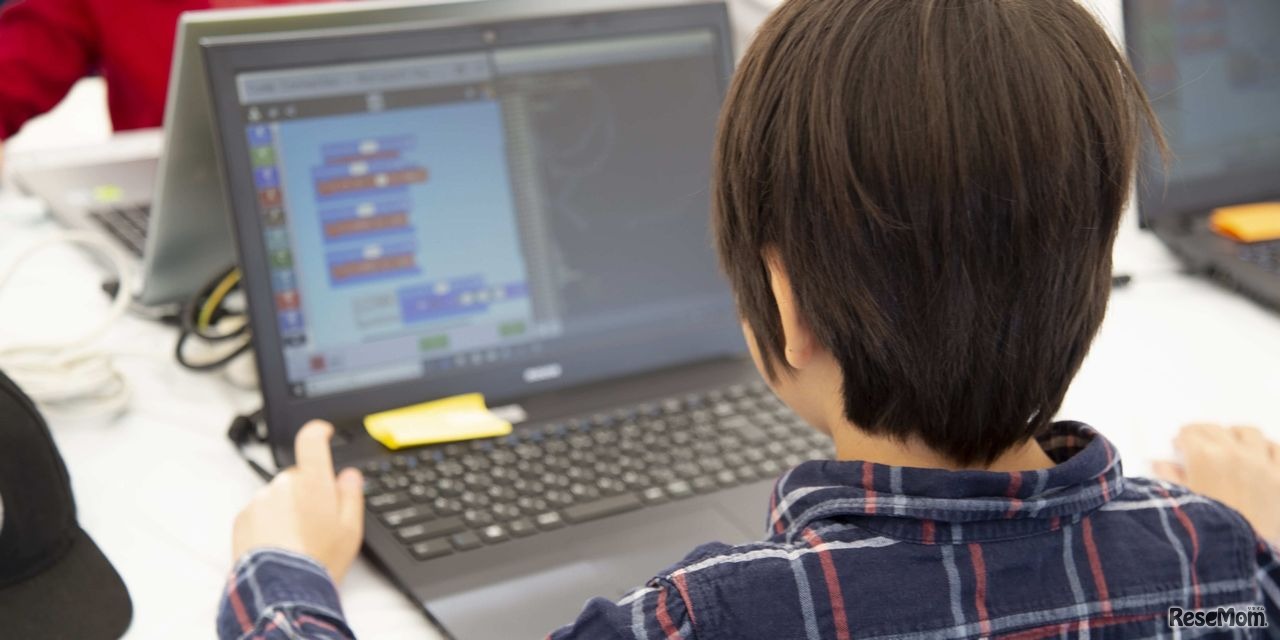 小学生向けプログラミング教室のようす