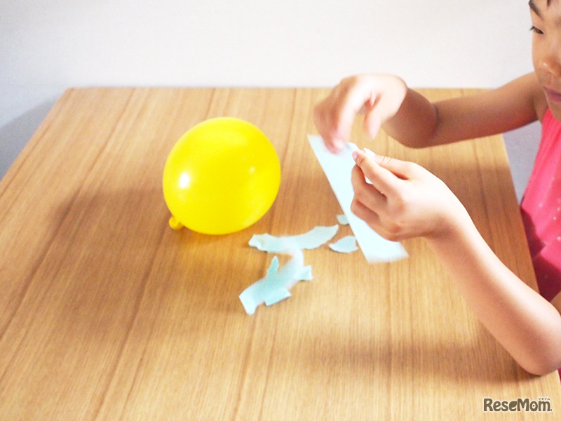 和紙の折り紙を小さくちぎる