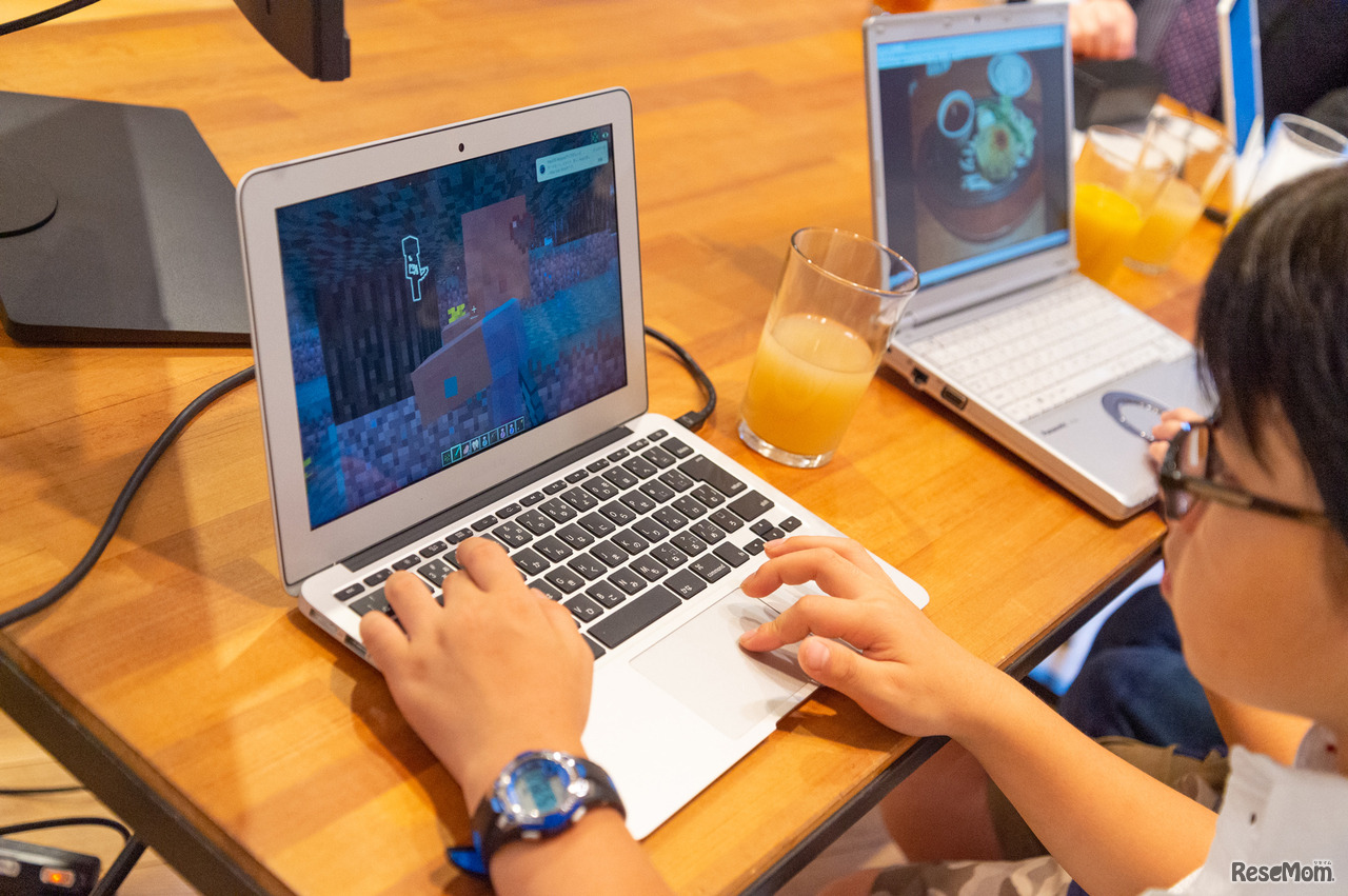 自分のパソコンでゲームをする小学5年生。小学生の多くがパソコンやスマホを日常的に使っており、自分専用の端末をもつ子どもも増えている。