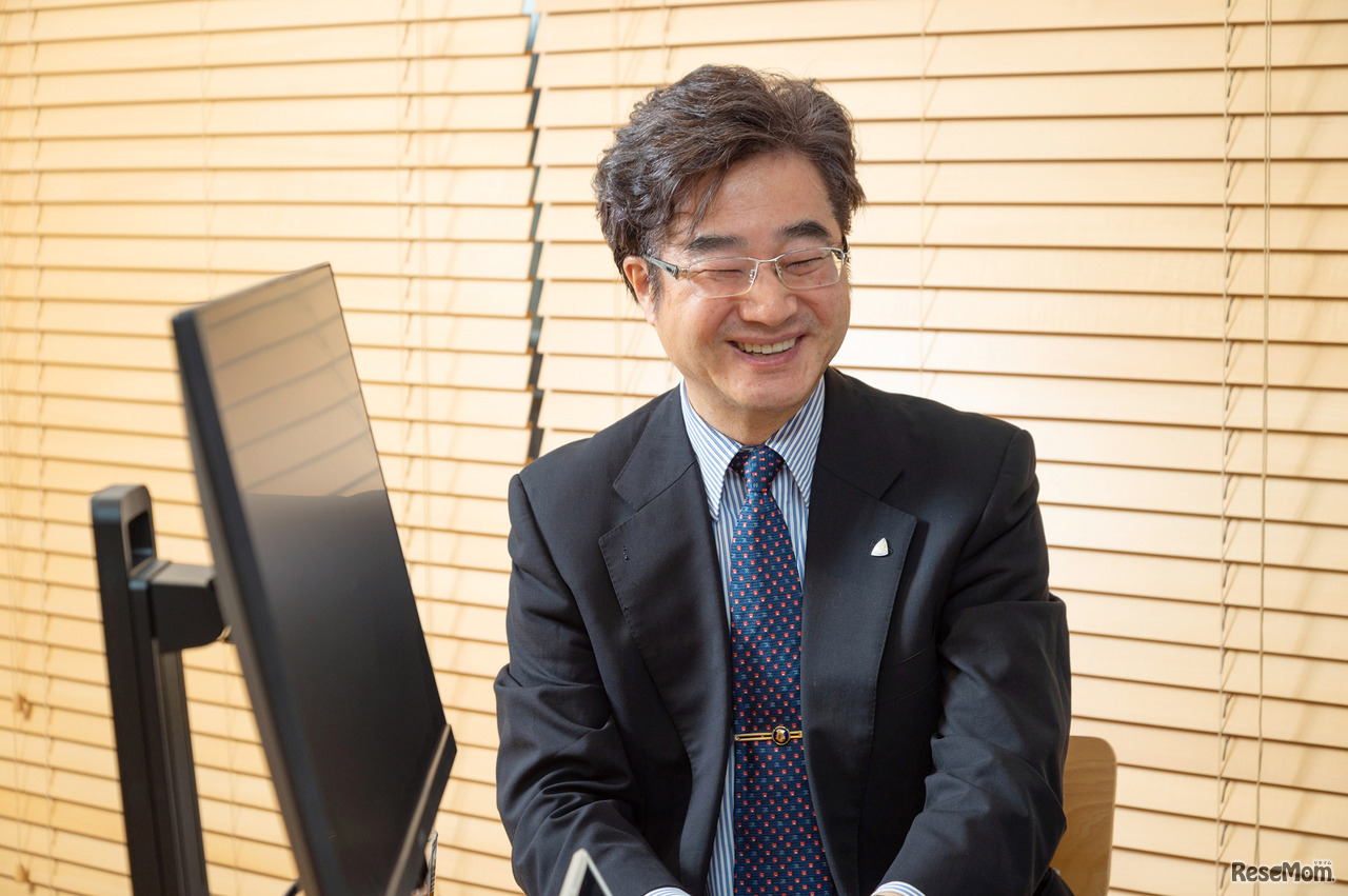 「昔から言われている『近くばかり見ていると目が悪くなるよ』は真実で、近眼が進むことは世界的に証明されている」と話す綾木先生。