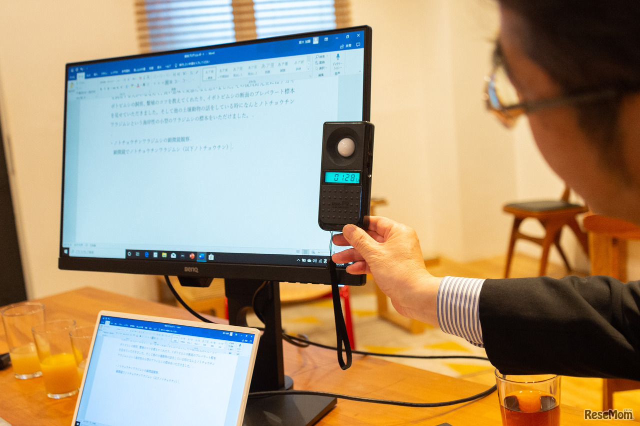 アイケアモニター「GW2480T」の画面の明るさは128ルクス。部屋の明るさを検知して自動で適切な明るさに！