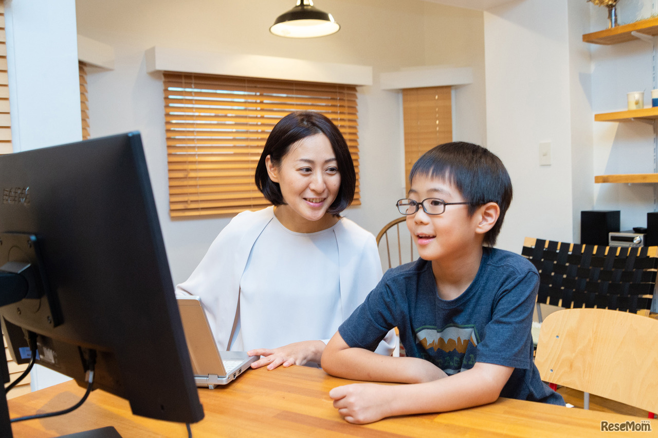 「大きくて見やすい！」と、画面を見て喜ぶ小学2年生のそうしくん。