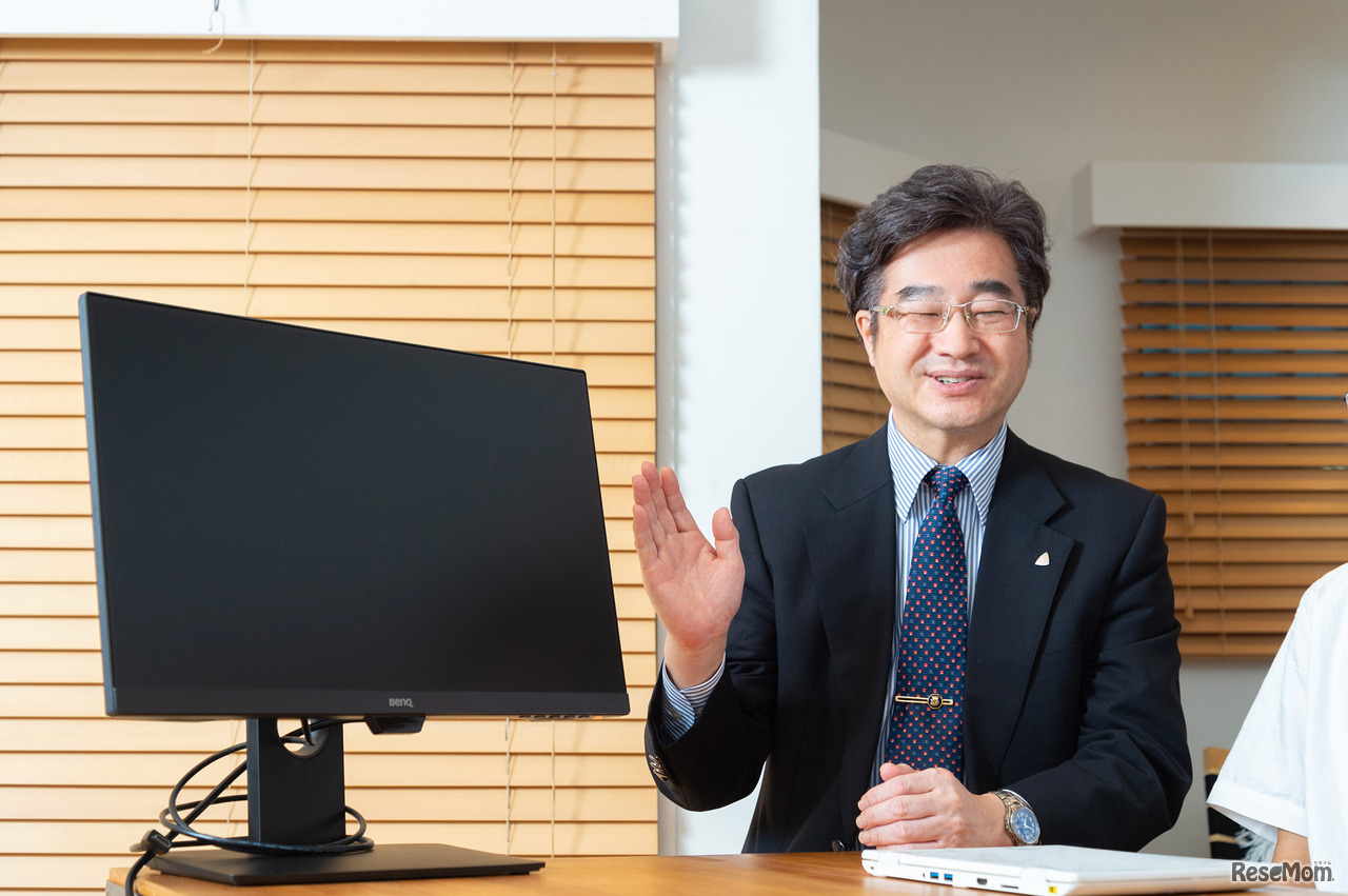 「パソコンやスマホは子どもの目の健康を考えた使い方をしてほしい。夜は自宅の明かりを暗めに保つことで、よい睡眠にもつながります」と、話す綾木先生。