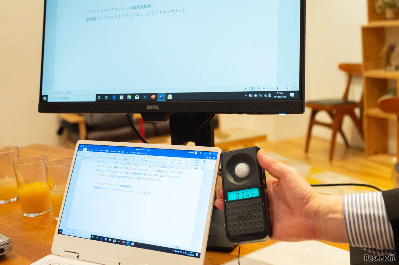 綾木先生が照度計で計測して比較。普段ゆうと君（中学2年生）が使用しているノートパソコンの明るさ365ルクス。