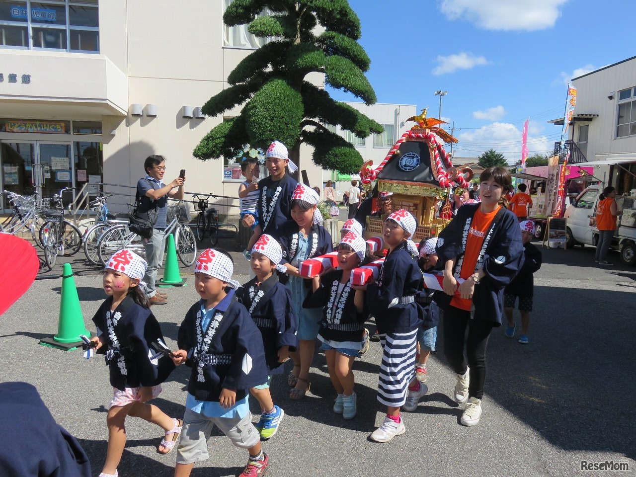ろばん博物館のお揃いのはっぴを着てみんなでお神輿を担ごう