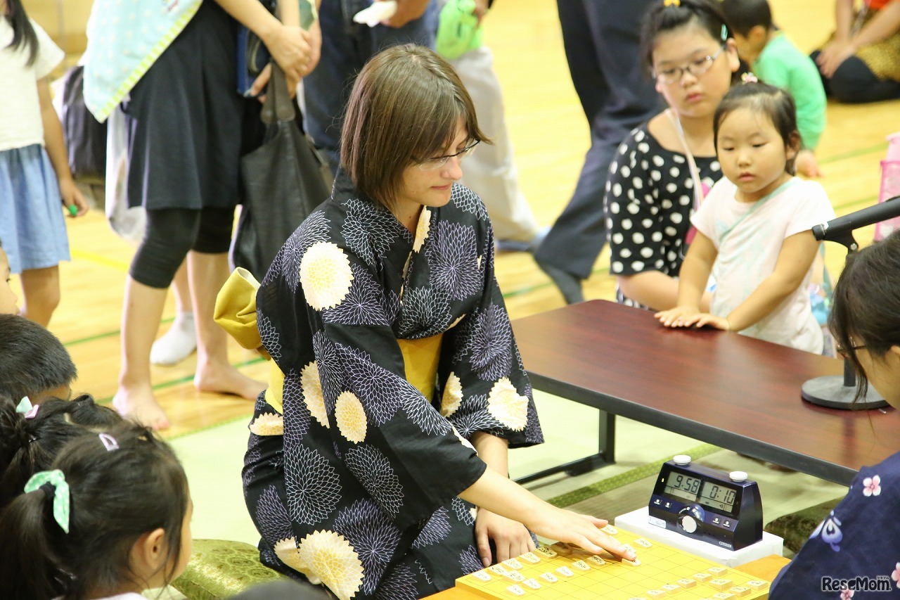 外国人初女流棋士、カロリーナ・ステチェンスカ棋士が参戦