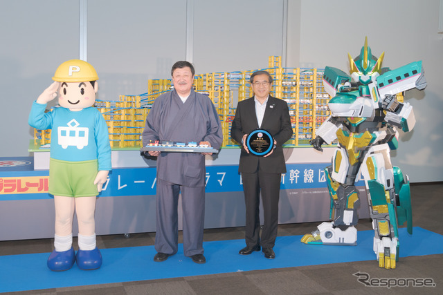 向かって左端はプラレールのマスコットキャラクター、てっちゃん。同右端はシンカリオン。