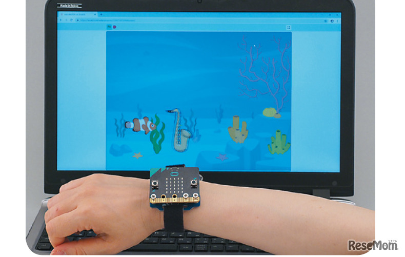 micro:bitを手前に傾けると魚は下に異動、奥側に傾けると上に移動するよ。サックスはランダムに流れてくるので、うまくう動かそう。