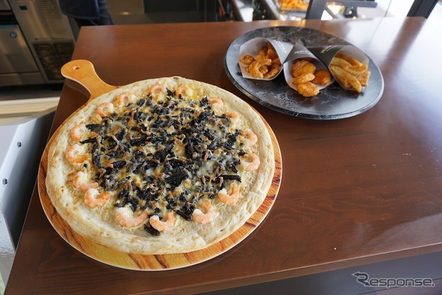 COURSE SIDE PIZZERIA-GRAN VIEW-ではオリジナルピザやジェラートなどを提供