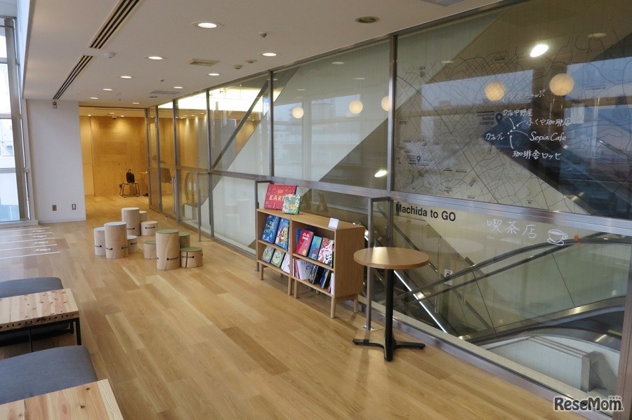 ワークショップを行う「北側エスカレーター横」は、木の温もりが感じられるレストスペース