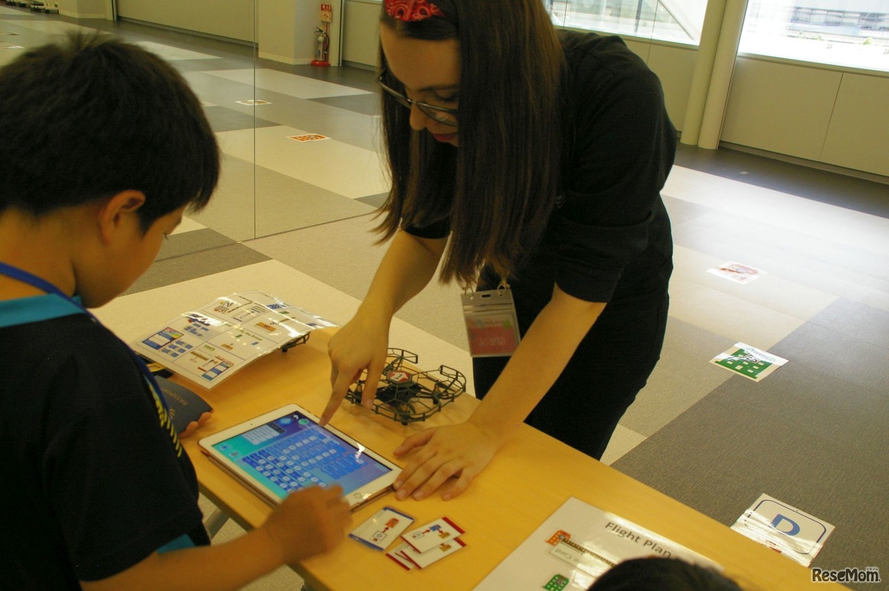 ドローンを飛ばすプログラミング方法を英語で教わる