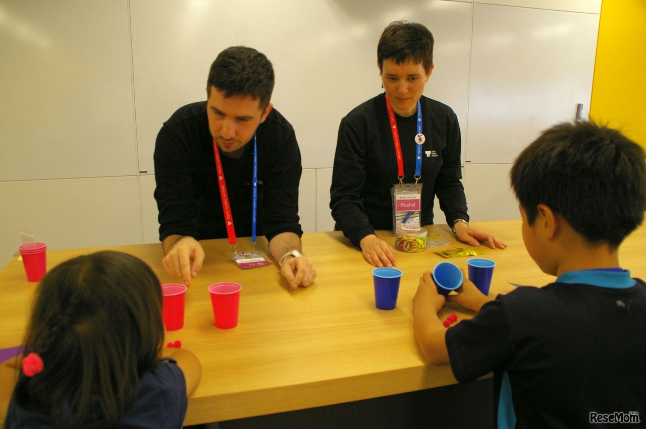 カップを使ったマジックの種が明かされ、実際にやってみる