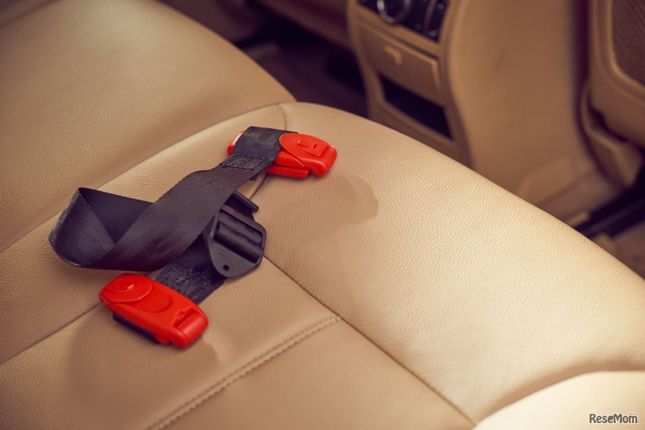 コンパクトで軽量なベルト型補助装置「スマートキッズベルト」