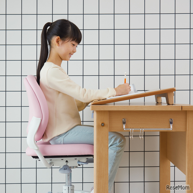 「K-MODEL II」傾斜天板使用：上体が起き上がり、背骨が自然なカーブを描く正しい姿勢へ導く