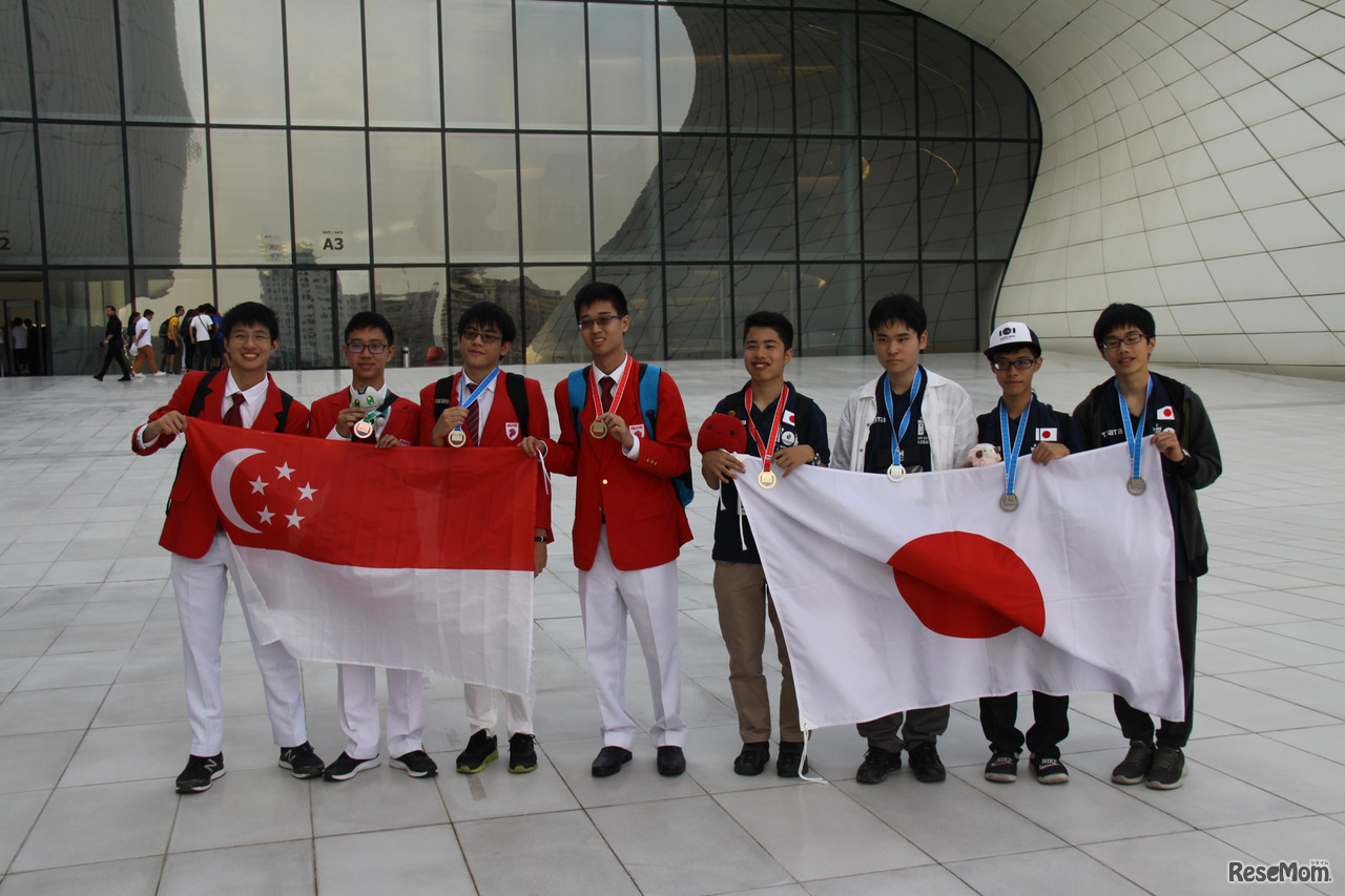 シンガポールの選手たちとの記念写真