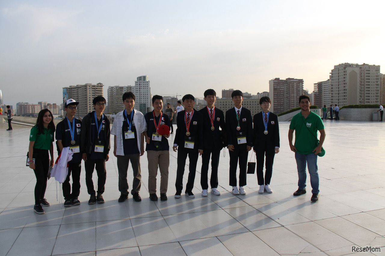 韓国の選手たちとの記念写真