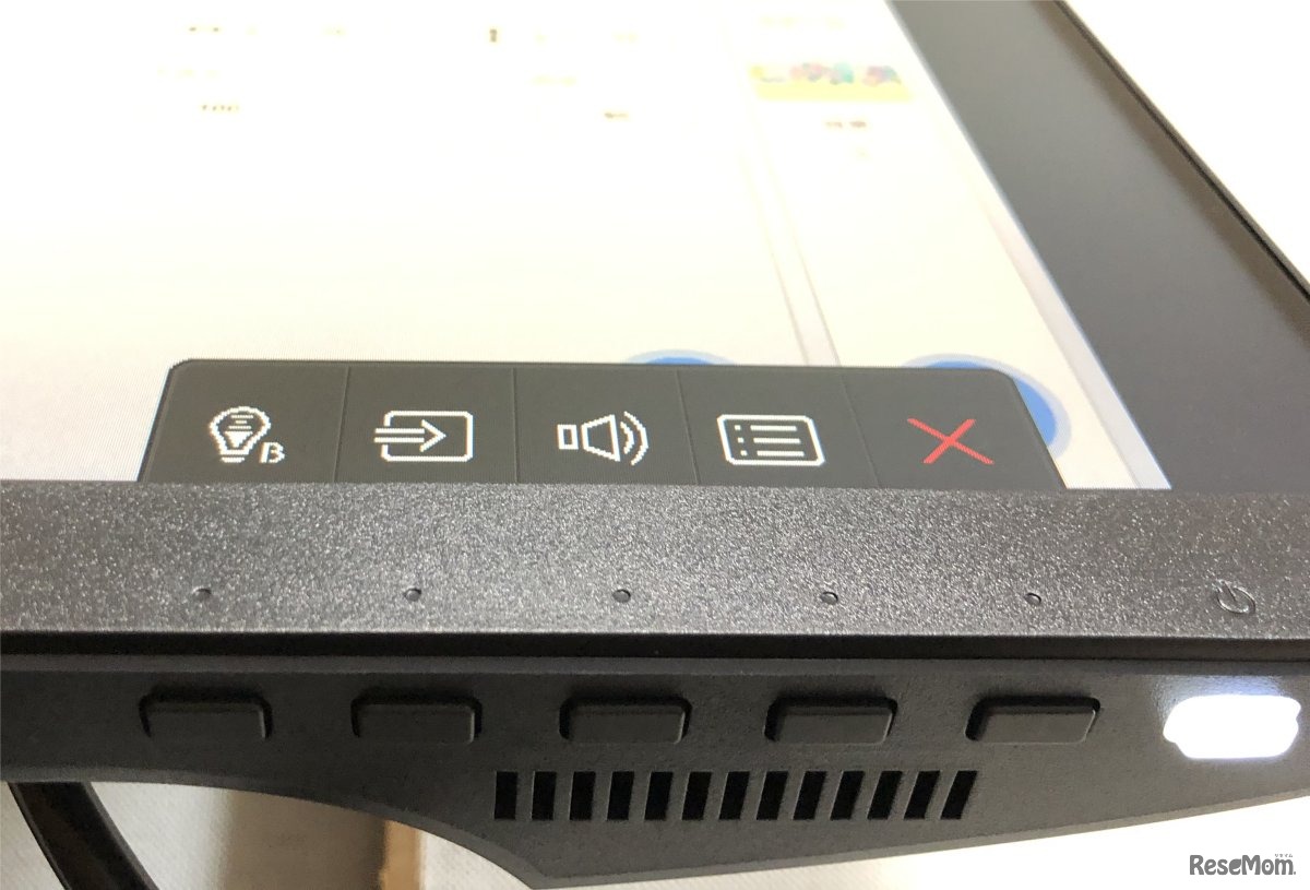 右下には電源のほか、5つの操作ボタンが並んでいて、直感的に操作がしやすい。