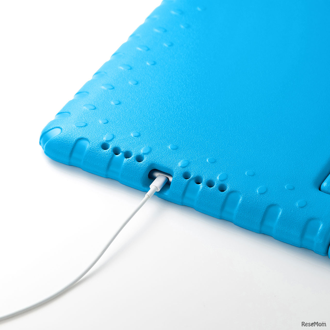 ケースに入れたままLightningコネクタの接続が可能