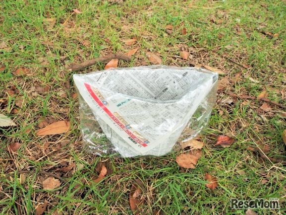 新聞紙を折ってビニールを被せれば使い捨てのコップに