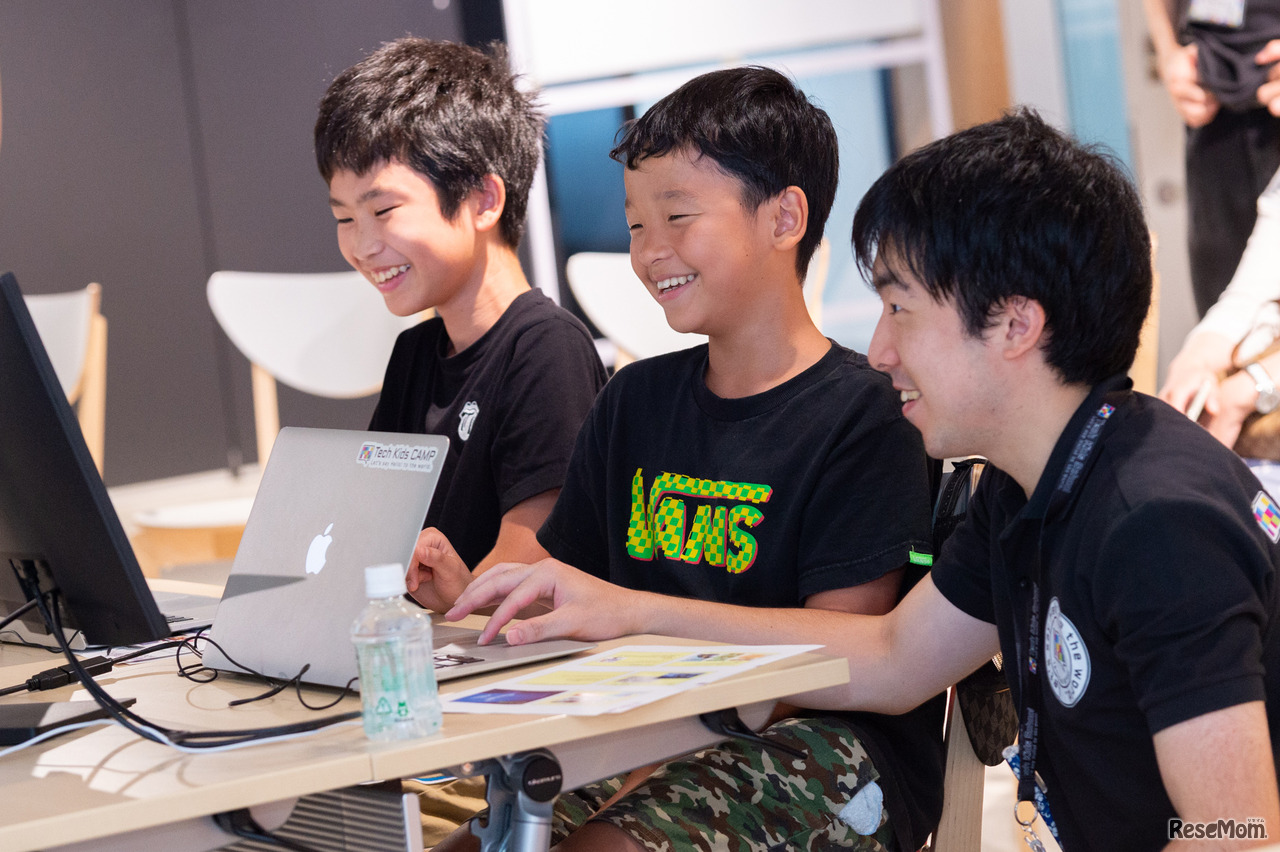 「動いた！できた！」という達成感で自然と笑顔に。モニターについて聞いてみると、「大きな画面だと必然的に目線が離れる。大きいほうがやりやすい！」と答えてくれた