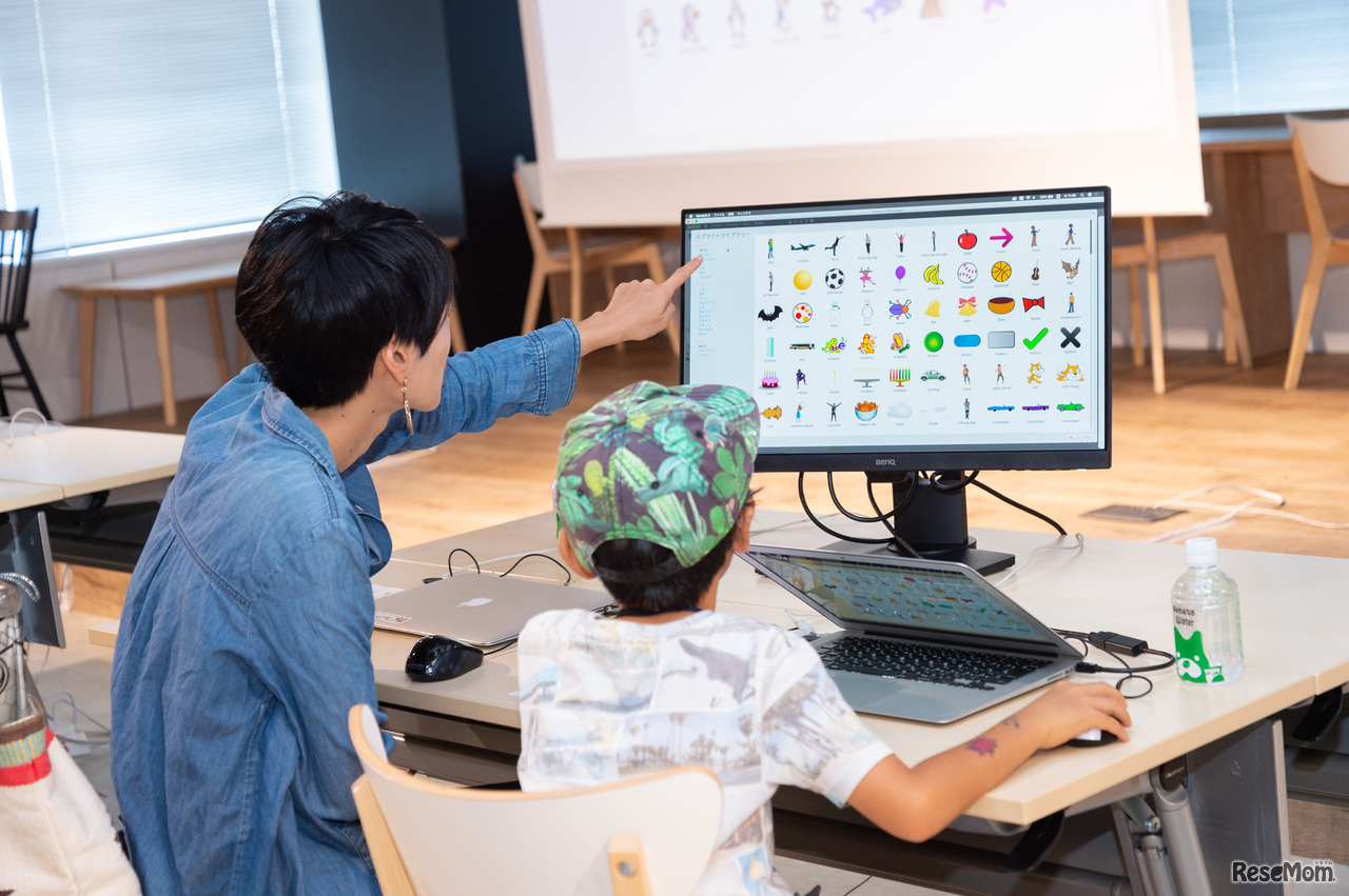 今回のイベントでは、アイケアモニター「GW2480T」を使ってプログラミングを行う