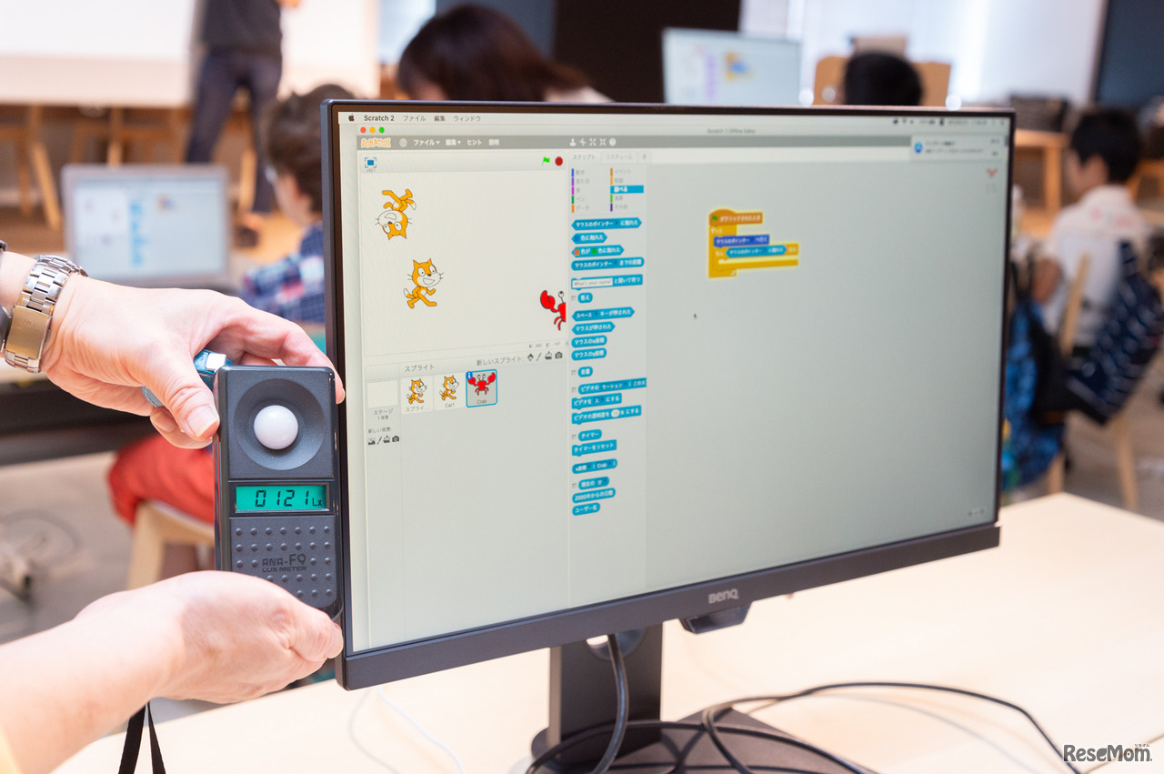 続いて、モニターの輝度を測定。アイケアモニターは蛍光灯下での作業に最適な約120ルクス程度に自動調光されている