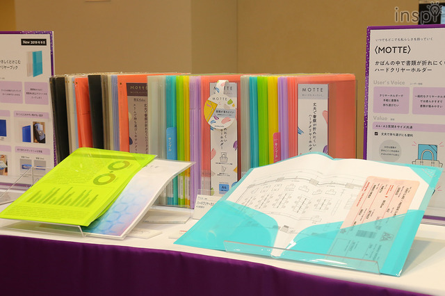 ハードクリヤーホルダー「モッテ」は、やや硬めの素材でできていて、鞄の中で書類がしわになりにくい。B4やA3の大きなプリントも収納できます。
